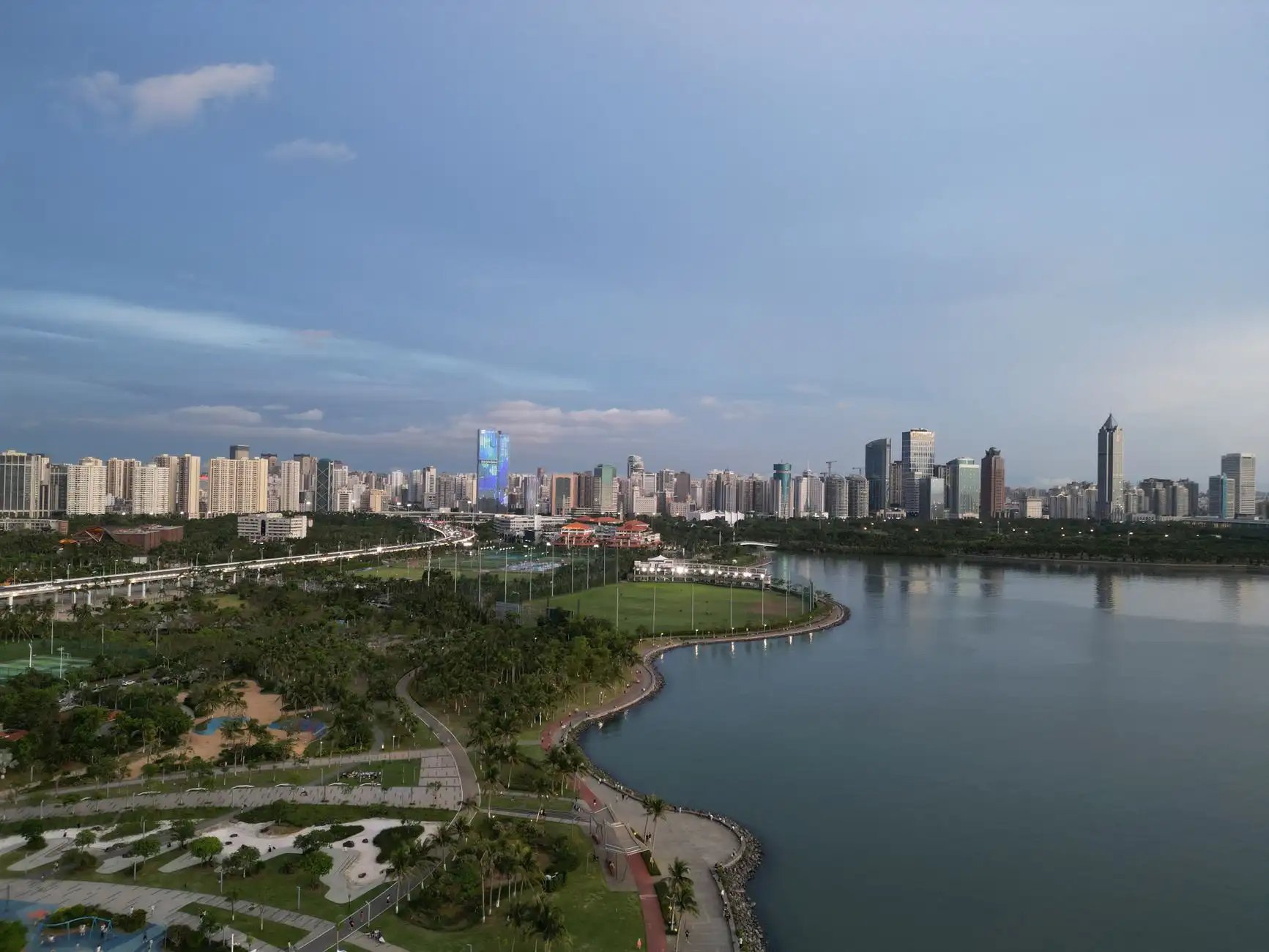 活性炭吸附箱与UV光解设备在喷涂废气治理中的对比应用