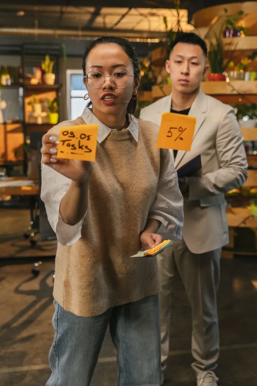 化工喷涂车间废气治理方案：活性炭吸附箱与UV光解设备协同应用分析
